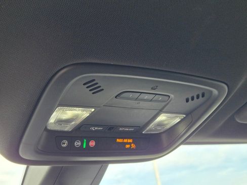 Used 2023 Chevrolet Traverse LT image 32