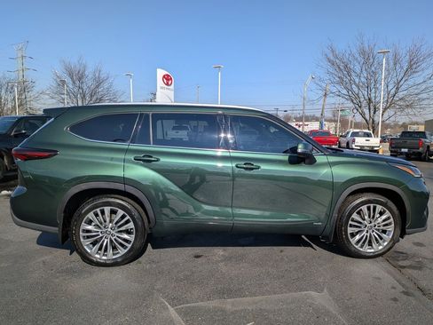 Certified 2025 Toyota Highlander Platinum image 8