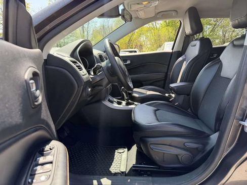Used 2019 Jeep Compass Latitude w/ Cold Weather Group AWD/4WD image 9