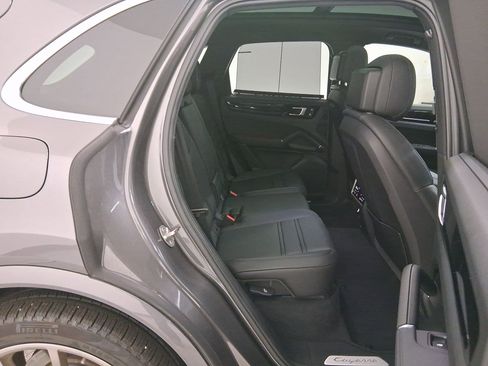 Used 2023 Porsche Cayenne E-Hybrid image 37