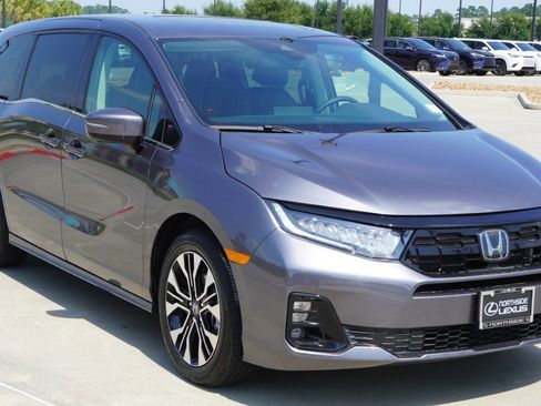 Used 2025 Honda Odyssey Elite image 3