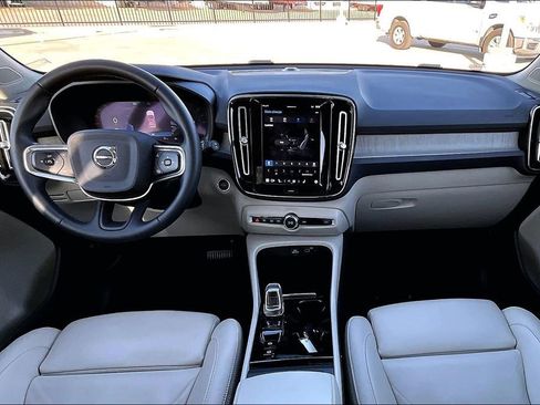 Used 2023 Volvo XC40 B4 Plus w/ Protection Package Premier image 20