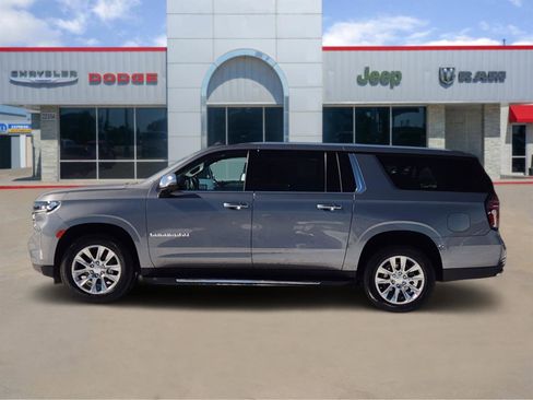 Used 2022 Chevrolet Suburban Premier image 3