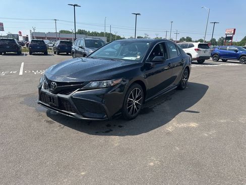 Used 2021 Toyota Camry SE FWD image 3