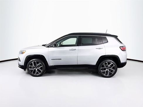 Used 2025 Jeep Compass Limited w/ Elite Group AWD/4WD image 4