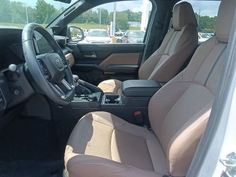 Used 2025 Toyota 4Runner Limited AWD/4WD image 15