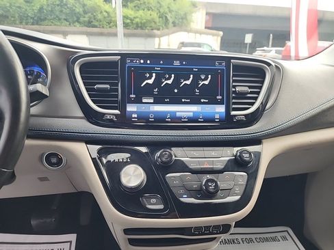 Used 2021 Chrysler Pacifica Touring-L FWD image 15