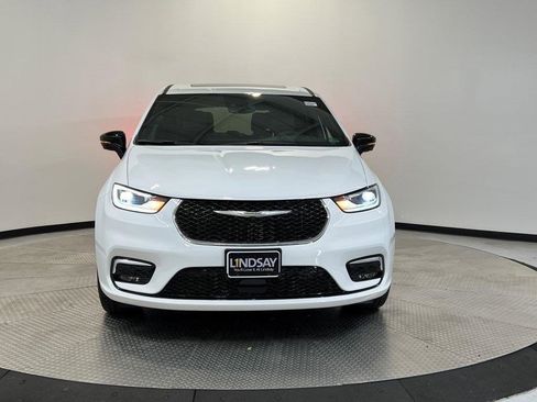 New 2026 Chrysler Pacifica Select image 2