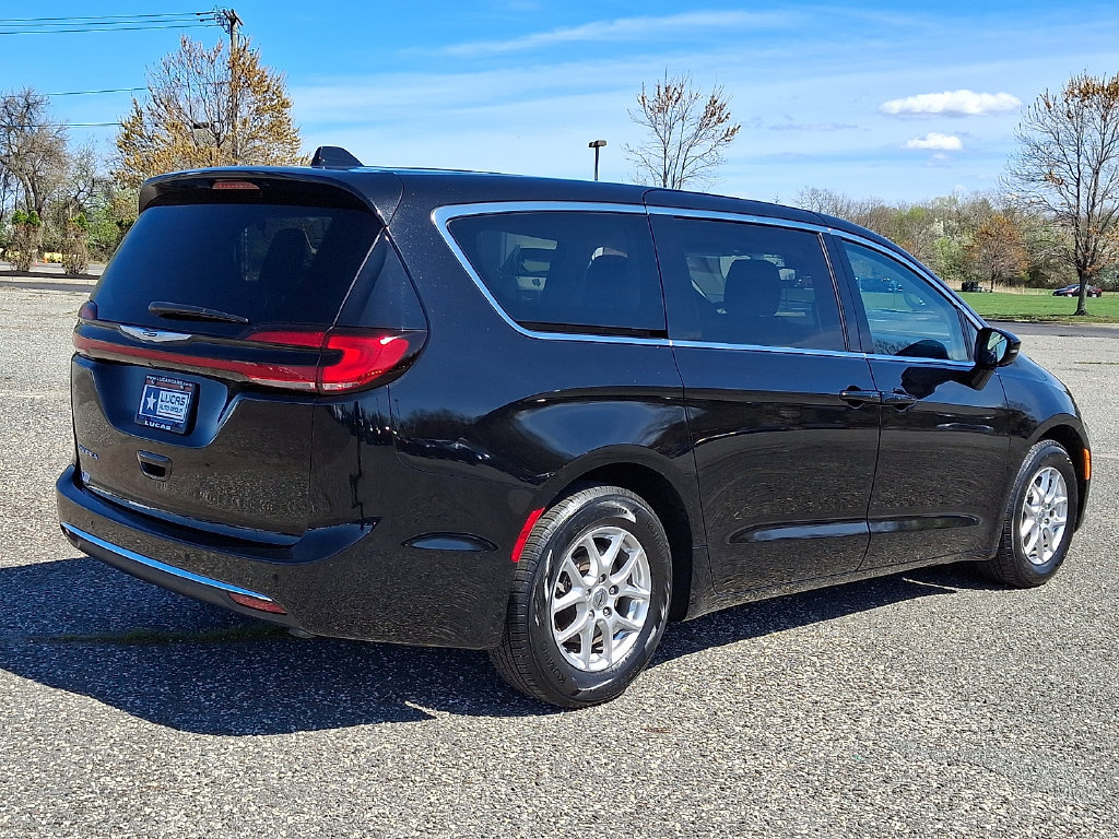 Used 2024 Chrysler Pacifica Touring-L FWD image 12
