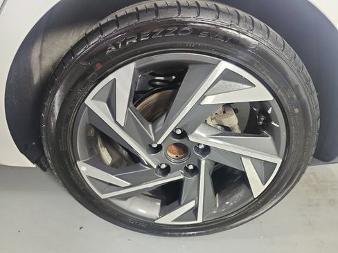Used 2024 Hyundai Elantra Limited FWD image 5