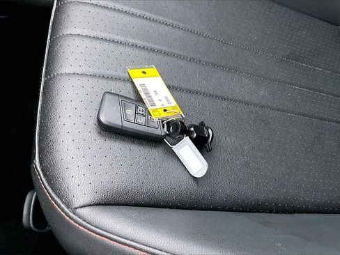 Used 2024 Volkswagen Tiguan SE image 30