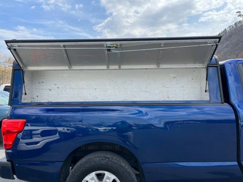Used 2017 Nissan Titan SV AWD/4WD image 10