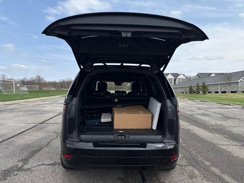 New 2025 Land Rover Discovery Dynamic SE image 9