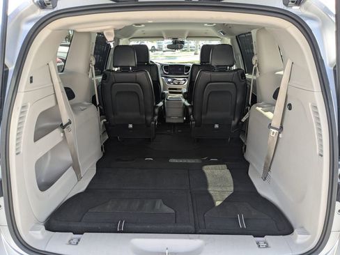 Used 2024 Chrysler Pacifica Touring-L FWD image 12