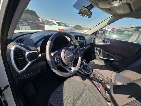 Used 2025 Kia Soul LX w/ LX Technology Package image 9
