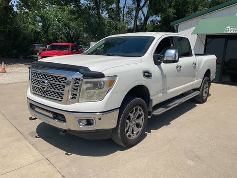 Used 2018 Nissan Titan SL w/ Chrome Package AWD/4WD image 5