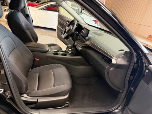 Used 2025 Nissan Altima 2.5 SV FWD image 28