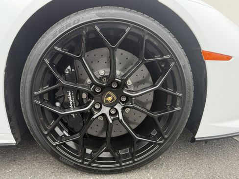 Used 2024 Lamborghini Huracan EVO image 11