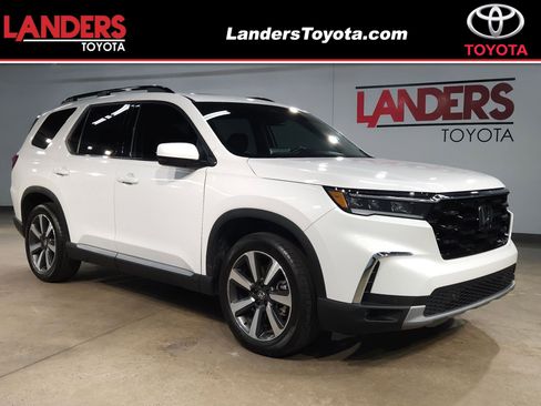 Used 2024 Honda Pilot Touring image 1