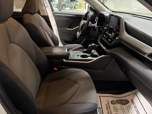 Used 2022 Toyota Highlander LE image 12