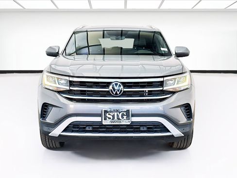 Used 2020 Volkswagen Atlas Cross Sport SE w/ Panoramic Sunroof Package FWD image 2