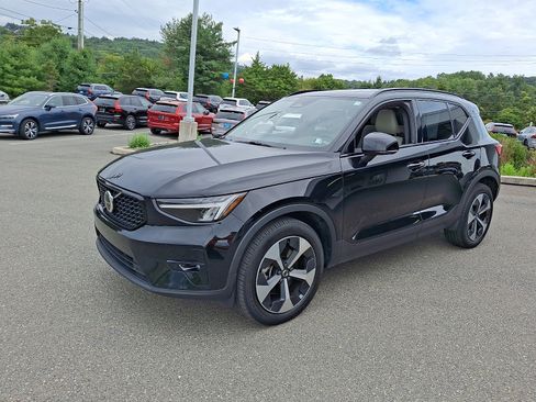 Certified 2023 Volvo XC40 B5 Plus w/ Climate Package AWD/4WD image 4