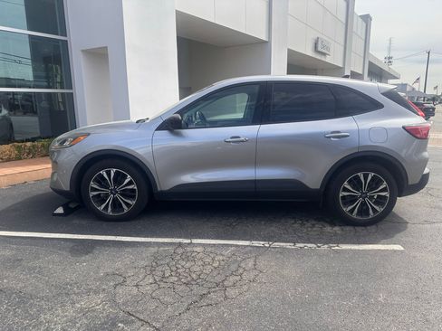 Used 2022 Ford Escape SE w/ SE Sport Appearance Package FWD image 2