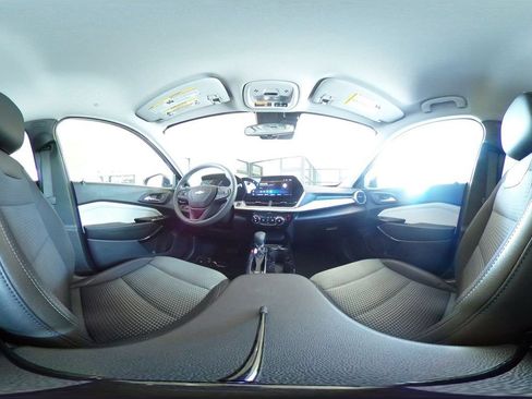 Used 2025 Chevrolet Trax LT FWD image 40
