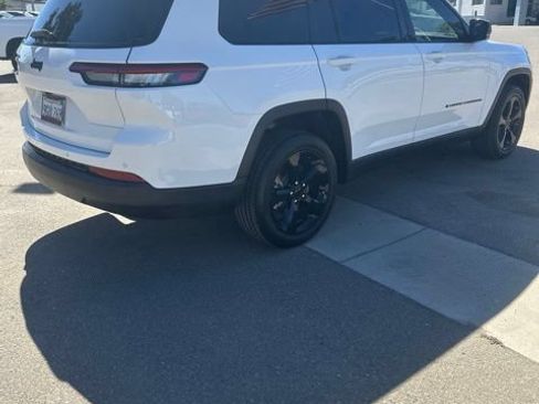 Used 2023 Jeep Grand Cherokee L Laredo RWD image 2