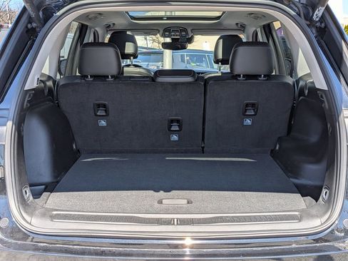 Used 2023 Jeep Grand Cherokee Limited w/ Black Appearance Package image 8