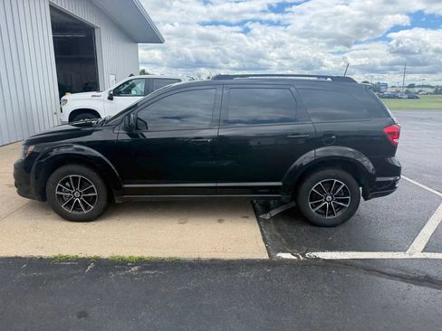 Used 2019 Dodge Journey SE w/ Connectivity Group FWD image 2