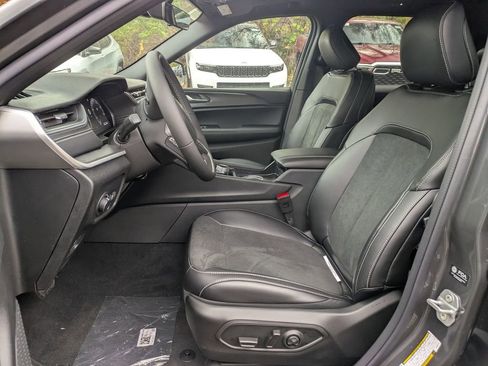 New 2025 Jeep Grand Cherokee Altitude image 12