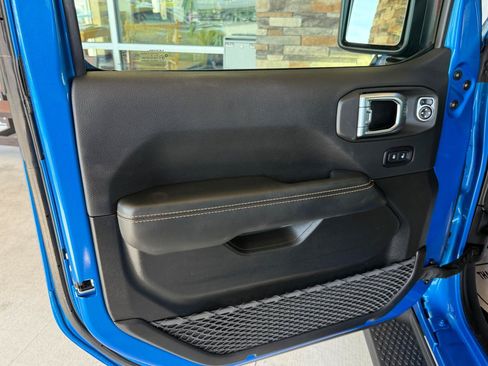 Used 2025 Jeep Wrangler Unlimited Sahara AWD/4WD image 8