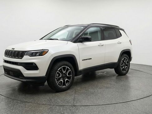 Used 2025 Jeep Compass Trailhawk image 3