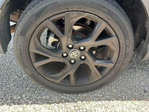 Used 2020 Toyota C-HR XLE FWD image 22