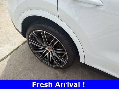 Used 2023 Porsche Cayenne Platinum Edition image 10