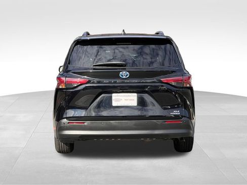Used 2021 Toyota Sienna XLE image 4