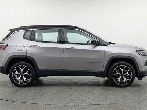 Used 2025 Jeep Compass Limited image 9