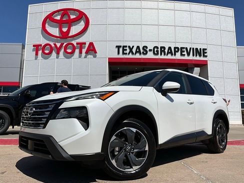 Used 2025 Nissan Rogue SV image 2