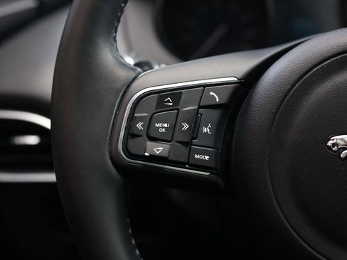 Used 2017 Jaguar F-PACE Premium image 28