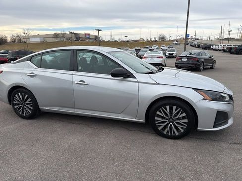 Used 2024 Nissan Altima 2.5 SV image 10