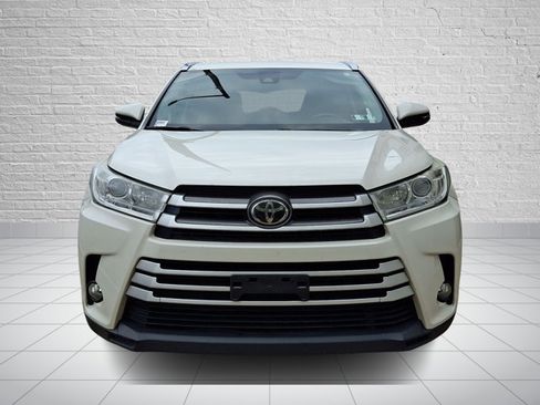 Used 2019 Toyota Highlander XLE AWD/4WD image 2
