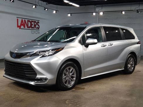 Used 2022 Toyota Sienna XLE image 3
