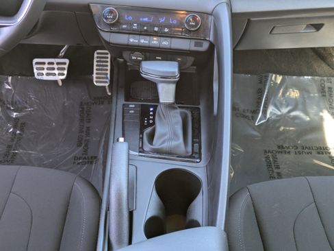 Used 2025 Hyundai Elantra Sport image 19