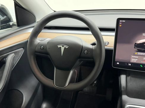 Used 2024 Tesla Model Y 2WD image 17