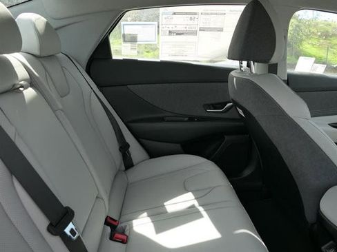 New 2025 Hyundai Elantra Limited FWD image 23