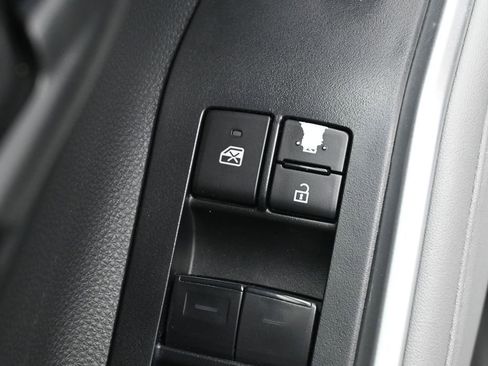 Used 2023 Toyota Highlander L FWD image 13