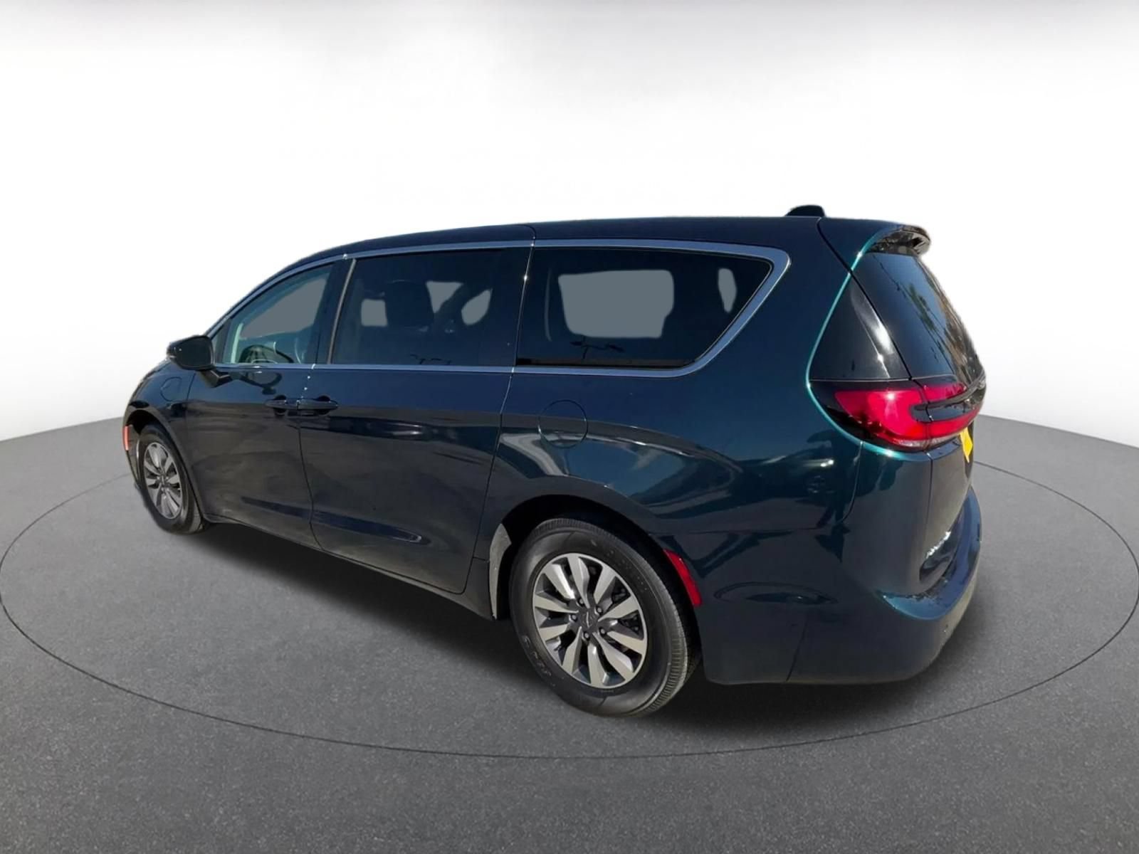 Used 2023 Chrysler Pacifica Touring-L FWD image 9