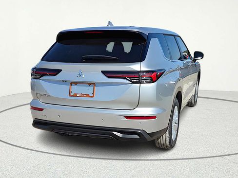 New 2026 Mitsubishi Outlander ES image 6
