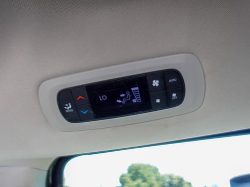 Used 2024 Chrysler Pacifica Limited FWD image 24
